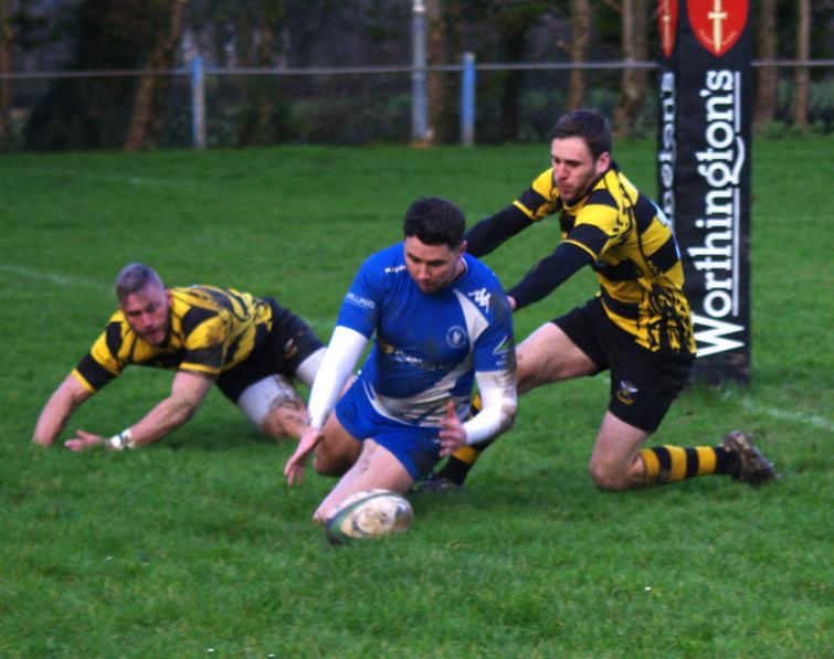 Blues centre Ross McKenzie pounces for a try